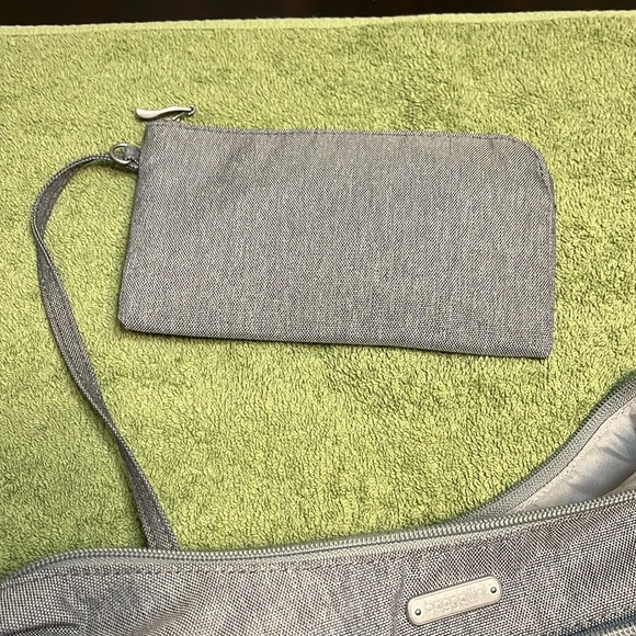 NWT Baggallini anti-theft travel bag with attached  RFID protection wallet - Picture 7 of 8